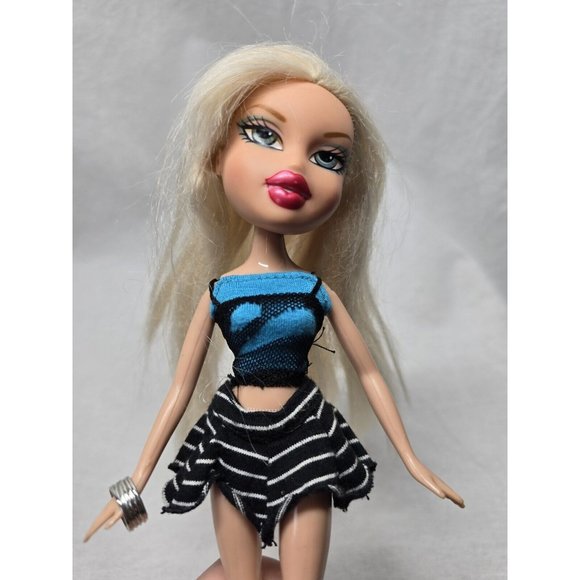 MGA 2005 BRATZ Soccer Cloe With Treasures Pirate Outfit - Picture 11 of 15